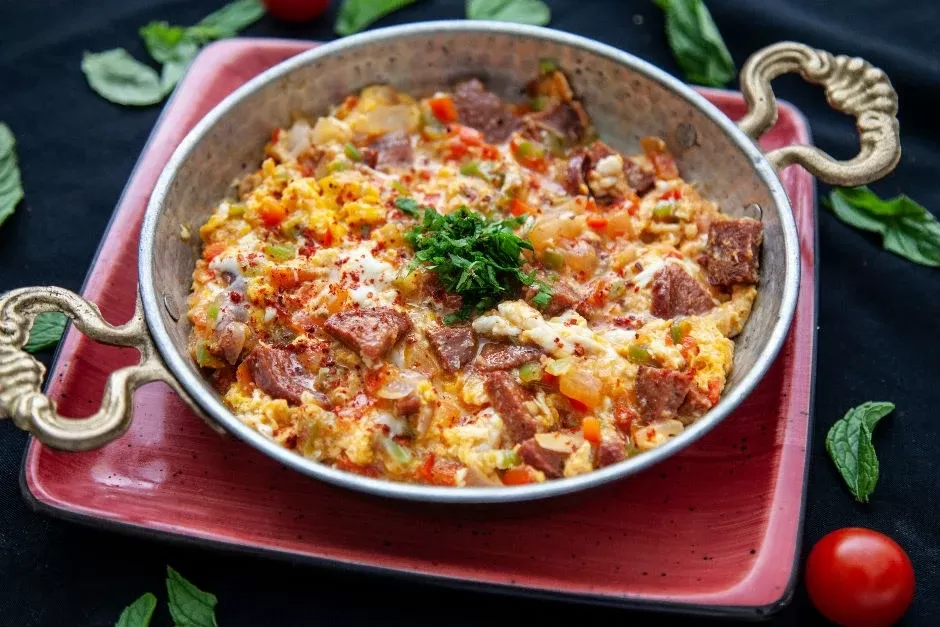 Sucuklu , kaşarlı menemen